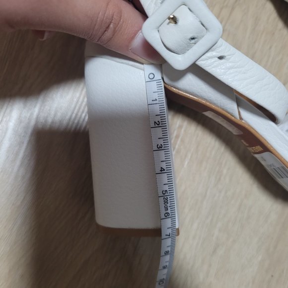 White leather strappy heel sandals Le Chateau - Picture 6 of 7